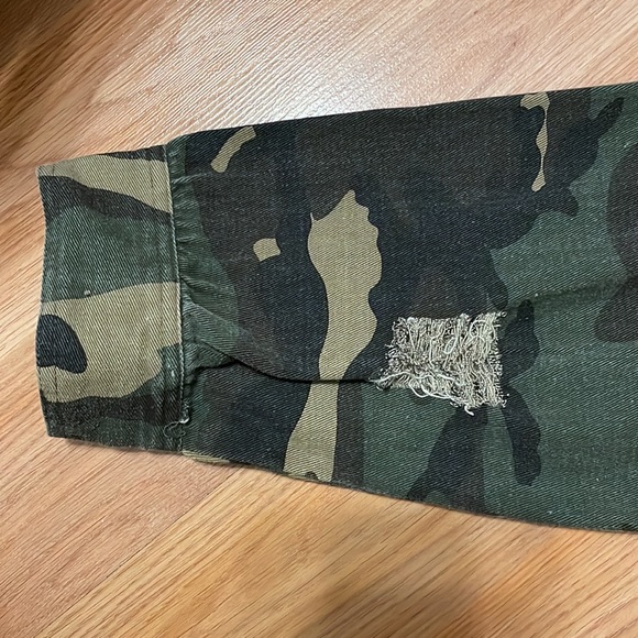 Ruby And Jenna Camo Cropped Sweatshirt - Picture 3 of 11